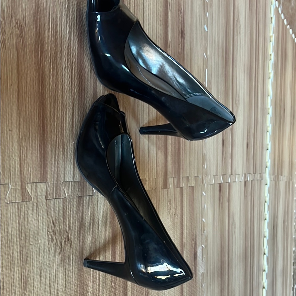 Bandolino Black Heels with Stiletto Design and Glossy Finish